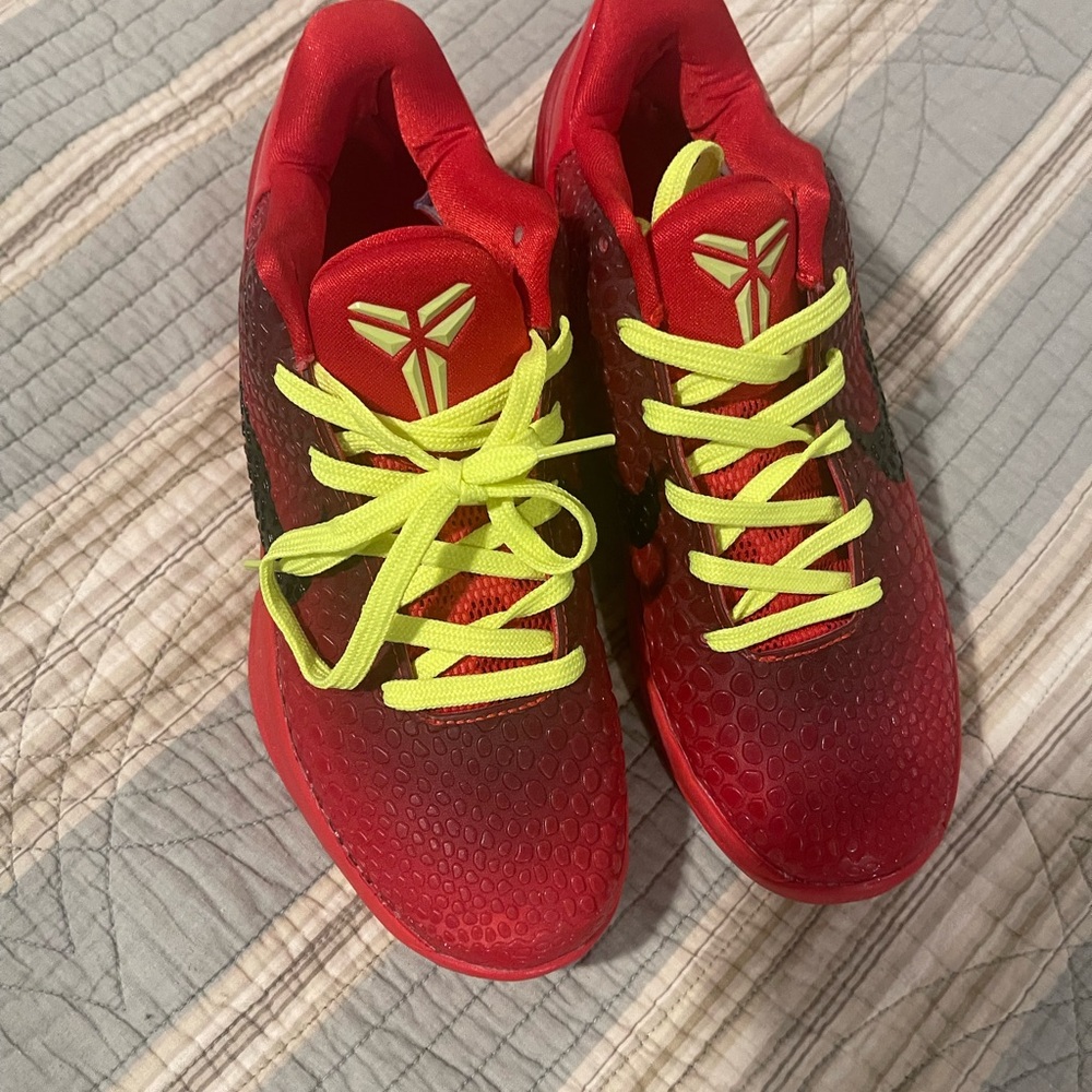 Kobe reverse grinch size 7 brand new never worn.